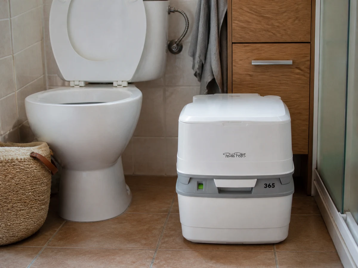 Inodoro portátil montado en el baño durante un corte de agua
