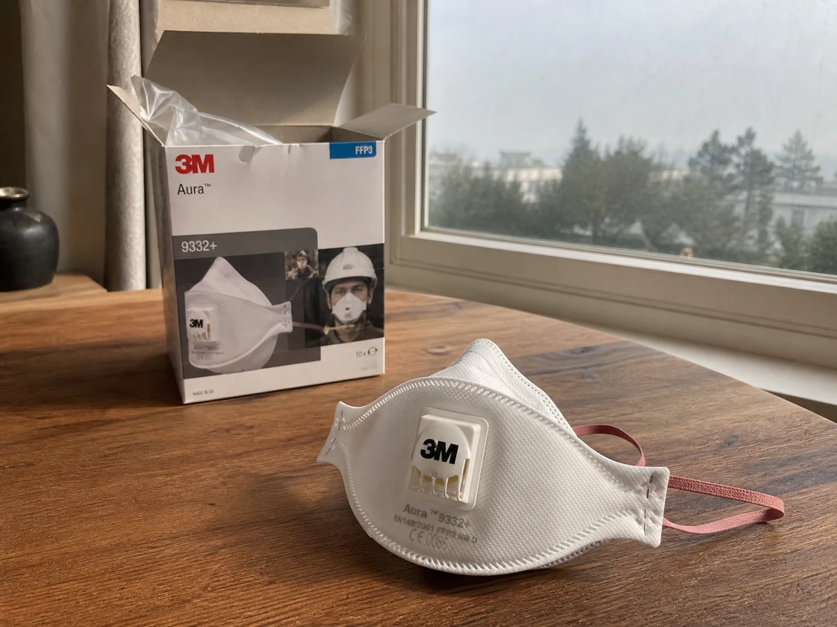 Mascarilla FFP3 3M Aura 9332+ junto a su caja abierta sobre una mesa